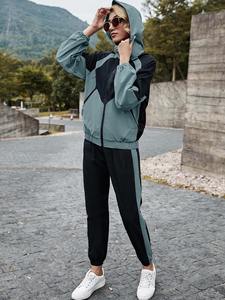 Conjunto Deportivo Personalizado para Mujer con Bloques de Color, Chaqueta con Cierre y Pantalones Jogger, Ropa Deportiva Casual, Fabricante OEM - Product Image 5