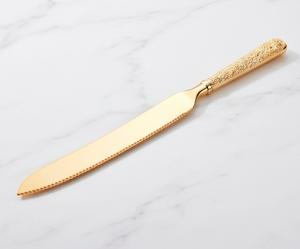 Juego de utensilios para servir pasteles de acero inoxidable con asas con acabado dorado en relieve, perfecto para bodas y eventos especiales. - Product Image 3
