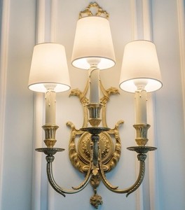 Aplique de Pared Tradicional de Latón con Tres Pantallas, Lámpara de Metal Hecha a Mano, Iluminación Decorativa - Product Image 2