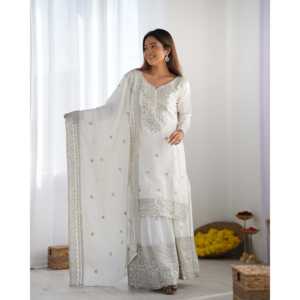 Magnifique tenue indienne et pakistanaise : haut-plazo-dupatta avec broderie lourde et travail de sequins - Product Image 6
