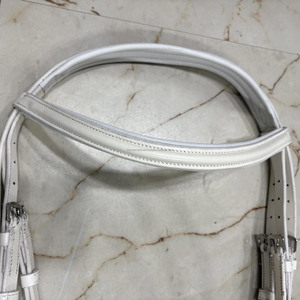 Brida de Cuero Blanco de Alta Calidad para Carreras con Riendas de Cuero Trenzado, Muserola y Frontal Acolchados - Product Image 2