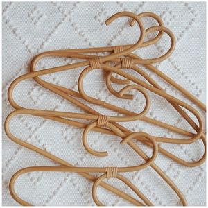 Cintre à vêtements en rotin naturel fait main, cintre tissé pour l'organisation de la garde-robe et le rangement écologique des vêtements - Product Image 2