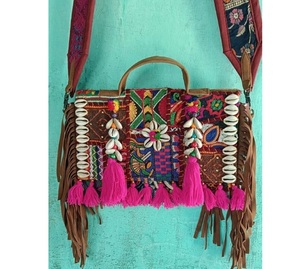 Sac à main décontracté patchwork bohème brodé de fleurs perlées avec pompons, sac à bandoulière petite capacité avec fermeture éclair - Product Image 1