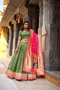 Último modelo de Lehenga Choli con bordado de organza y zari, con borde de encaje, dupatta y blusa tradicional. - Product Image 3
