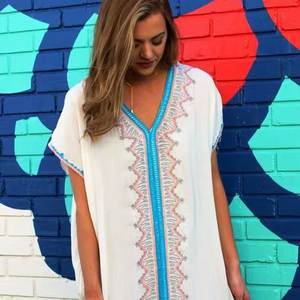 Robe maxi caftan bohème blanche avec broderies complexes turquoise et roses, vêtements de détente en coton biologique durable, robe caftan - Product Image 1