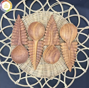 Cuchara de madera de pino rojo de Vietnam con mango en forma de flor y tallado sencillo para uso en cocina, cocción y servir. - Product Image 5