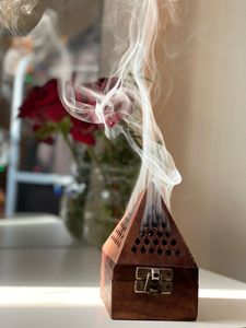 Quemador de incienso de madera Heritage que ofrece una experiencia auténtica de combustión de incienso para prácticas culturales y religiosas. - Product Image 5