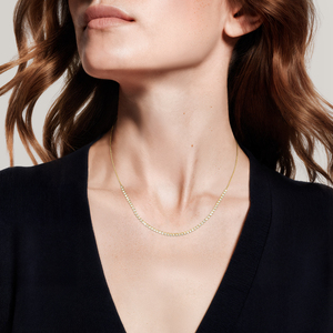 Collar de Oro con Colgante de Hoja Esculpida y Diamantes - Product Image 5
