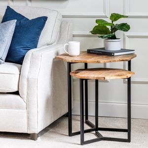 Mesa auxiliar de hierro con superficie de madera duradera, diseñada para un rendimiento a largo plazo, con una superficie gruesa y patas sólidas. - Product Image 4