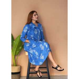 Robe décontractée bleu marine Rose Noir - Product Image 1