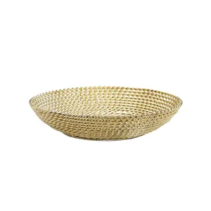 Assiette décorative ronde en métal avec finition dorée polie, style glamour fait main, pour les fêtes et la décoration de la maison - Product Image 1