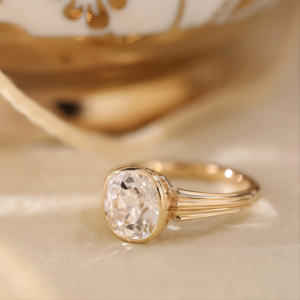 Bague de fiançailles/mariage classique pour femme, style vintage, en or jaune, sertie d'un diamant de laboratoire taille coussin, certifiée IGI - Product Image 1
