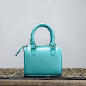Bolso Speedy de lujo color verde azulado con panel de piel sintética y detalles de borlas, diseño con patrón geométrico - Product Image 2