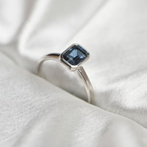 Bague de fiançailles de luxe en argent sterling 925 plaqué or rose avec topaze bleue taille émeraude, sertie à griffes, bijoux fins pour femme - Product Image 4