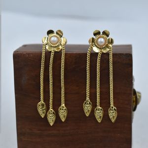 Pendientes de aro con tachuelas de latón con acabado dorado mate, hechos a mano, de última moda para fiestas, para niñas y mujeres. - Product Image 1