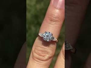 แหวนเพชรทรงลูกแพร์ 3 เม็ด ทองคำขาว 18k แท้ ดีไซน์สวยงาม ได้รับการรับรองจาก IGI เพชรเพาะเลี้ยงในห้องปฏิบัติการ เหมาะสำหรับเป็นแหวนหมั้นหรือแหวนครบรอบสำหรับผู้หญิง - Product Image 6