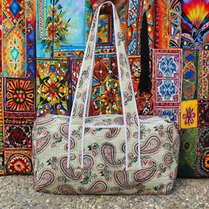 กระเป๋าเดินทางทรงโบฮีเมียนสวยงาม ทำมือ ลายควิลท์  กระเป๋าเป้สะพายหลังสำหรับเดินทางช่วงสุดสัปดาห์  โครงภายนอกขนาดใหญ่ ลายแมนดาลา  ซิปแบบมีห่วงล็อค  ผ้าฝ้าย - Product Image 3