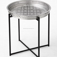 Table basse marocaine traditionnelle en laiton antique avec pieds pliables en métal noir thermolaqué, meubles de salon