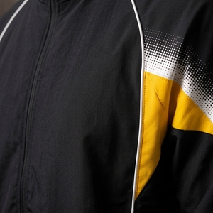 Ensemble de survêtement coupe-vent noir pour homme avec veste zippée à panneaux dégradés jaune et blanc et pantalon – Deux pièces - Product Image 6