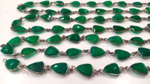 Chaîne à maillons en laiton avec onyx vert naturel taille triligne facetté en forme de briolette - Product Image 2