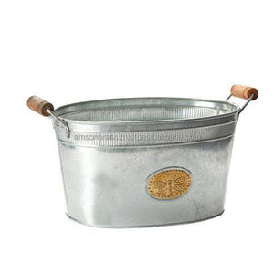 Cubo de hielo galvanizado en relieve Mango de madera Galvanizado Forma ovalada Diseño de lujo Borde de cubo de vino - Product Image 1