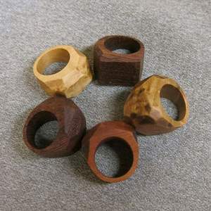 Sous-verre promotionnel élégant et moderne en bois et résine, avec anneau de fixation - Product Image 3