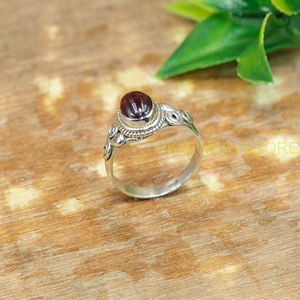 Anillo de Plata de Ley 925 Hecho a Mano con Cabujón de Granate y Bisel Chapado en Oro, Joyería Artesanal Vintage - Product Image 2