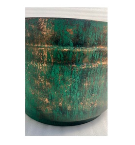 Macetero de hierro de diseño único con acabado en pátina verde, adecuado para uso decorativo con plantas en el hogar, jardín o balcón. - Product Image 4