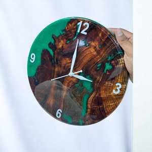 Horloge murale en bois et résine époxy vert forêt, faite à la main, bord brut, art mural unique, décoration rustique, horloge en bois et résine unique - Product Image 5