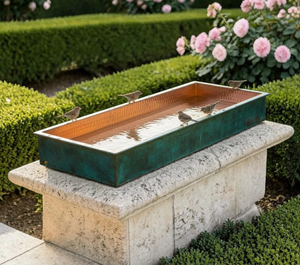 อ่างน้ำนกโลหะทรงสี่เหลี่ยมพร้อมเคลือบทองแดงสีเขียว ภาชนะให้อาหารนกป่า และของตกแต่งสวนลายม้วน - Product Image 1