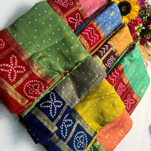 ผ้าส่าหรีสีเหลืองมัสตาร์ดและสีม่วงลายแบนฮานี พร้อมขอบปักดิ้นทอง – ชุดประจำชาติอินเดียแบบดั้งเดิม - Product Image 2