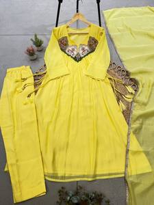 Ensemble indien pakistanais en soie brodée jaune, tissu lourd, tunique longue, pantalon et dupatta, séchage rapide, tenue traditionnelle pour femme, idéal pour les fêtes - Product Image 1