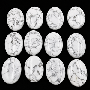 Pierre de méditation ovale en howlite blanche naturelle Organicgems, polie, certifiée par un tiers, pour la fabrication de bijoux, formes et couleurs variées, vente en gros - Product Image 3
