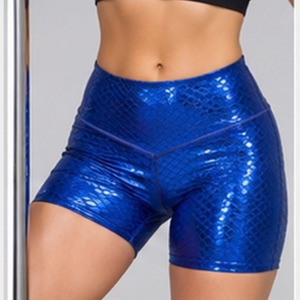 Shorts adhérents souples pour la pole dance pour femmes, offrant une adhérence sûre, un confort respirant, un tissu extensible et un soutien fiable pendant la pratique. - Product Image 2