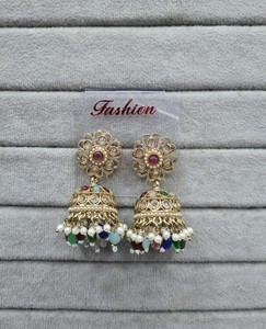 Boucles d'oreilles Jhumka plaquées or style Bollywood, perles traditionnelles indiennes, clous floraux, perles à pampilles, bijoux de mode pour femmes - Product Image 3