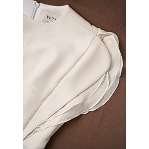 Blusa Elegante para Mujer, Diseño ODM OEM, Color Crema, Cuello Redondo, Mangas con Volantes en Capas, Peplum, con Cinturón Hecho a Mano, Estilo Casual de Oficina, SOLI - Product Image 6