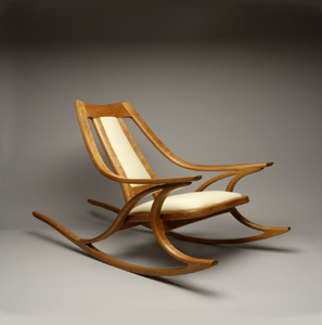 Fauteuil à bascule en bois élégant de style mid-century avec dossier et assise rembourrés en blanc, disponible à prix de gros. - Product Image 1