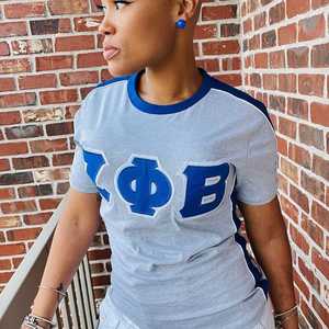 Camiseta Premium Gris Zeta Phi Beta con Bordado Azul de Letras Griegas para Mujer, Tela Suave, Estilo Casual y Elegante - Product Image 3