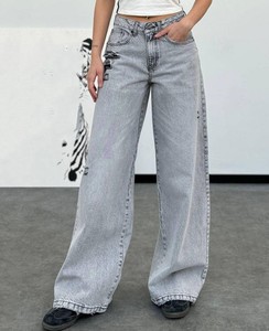 Jean en denim droit taille mi-haute pour femme avec logo personnalisé, respirant, écologique, délavage clair, style streetwear décontracté - Product Image 5