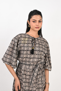 Robe midi élégante en coton imprimé, manches évasées, col rond, taille ajustable avec lien, tenue décontractée d'été pour femmes - Product Image 5