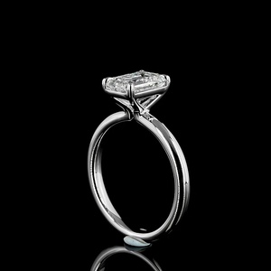 Bague de fiançailles minimaliste en or blanc 18 carats avec diamant de laboratoire taille émeraude certifié IGI 2 carats, solitaire pour femme - Product Image 4