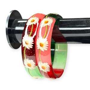 กำไลข้อมืออะคริลิคเคลือบทองพิมพ์ลายดอกไม้น่ารักคุณภาพสูง สีสันสดใส สำหรับผู้หญิง เงางาม น้ำหนักเบา เหมาะสำหรับงานแต่งงาน แฟชั่นขายส่ง - Product Image 2