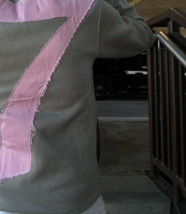 Ensemble de survêtement streetwear pour homme gris et rose avec appliqué, sweat à capuche et pantalon de survêtement à manches longues, coupe ample avec cordon de serrage, automne, adulte - Product Image 3