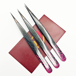 Pinzas para Extensión de Pestañas de Acero Inoxidable de Marca Privada Revamp International, Antiestáticas, Diseño de Red con Brillo Plateado y Negro - Product Image 6