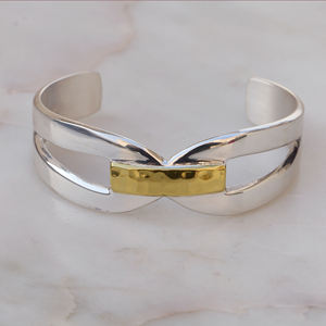 Bracelet manchette bicolore en laiton, jonc martelé en métaux mélangés, bijoux modernes et minimalistes aux tons argent et or - Product Image 2