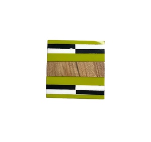 Ensemble de 4 sous-verres en bois et en résine au design de couleur unique Table basse imperméable à l'eau Coussinets et tapis d'art décoratifs - Product Image 1