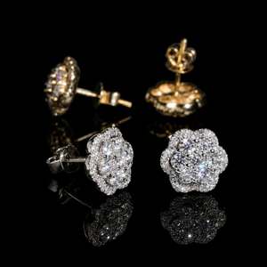 Pendientes de tuerca de moissanita con diseño de flor S925, chapados en oro de 14K, con engaste de garra tipo racimo, joyería para la oreja, para regalo de boda o fiesta - Product Image 1
