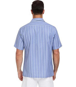 Chemise à manches courtes boutonnée avec des fines rayures verticales et un col camp style décontracté, tissu respirant pour un style et un confort optimaux - Product Image 2