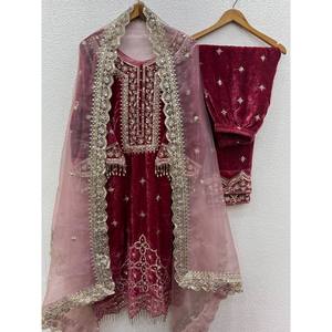 Ensemble haut et bas pour femmes de créateur-Dupatta et bas avec séquence de broderie lourde au look élégant - Product Image 2
