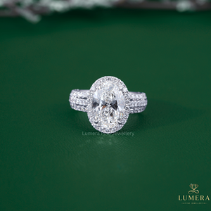 Bague de fiançailles en or blanc avec diamant de laboratoire taille ovale et double halo, certifiée IGI, pour femme - Product Image 2